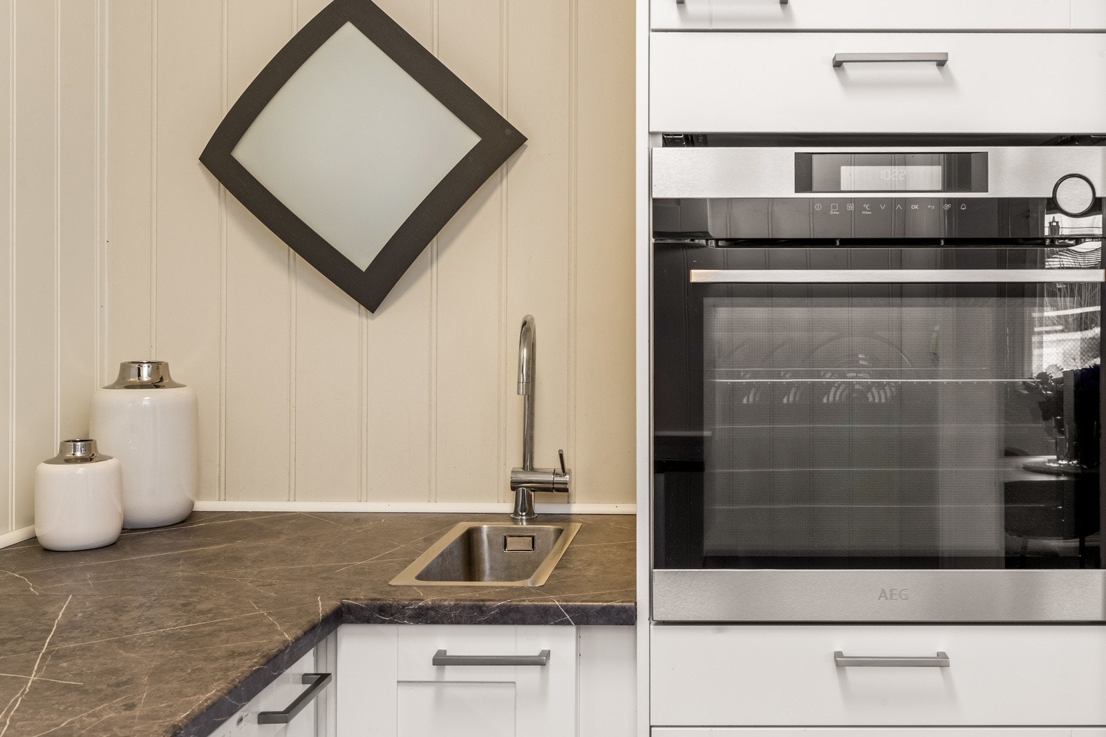 Det er integrert platetopp, stekeovn og frittstående oppvaskmaskin. Det er også plass til frittstående kjøl-/fryseskap. Galleribilde