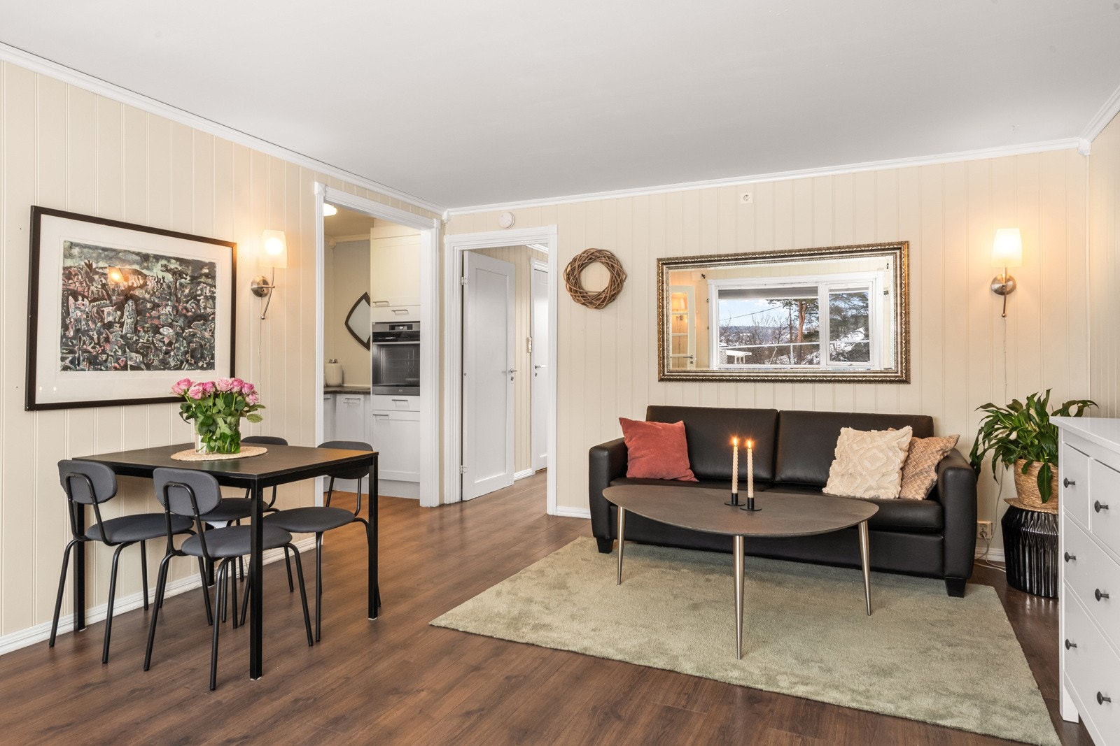 Leiligheten ligger på ett plan og byr på en praktisk planløsning og gode lysforhold. Galleribilde