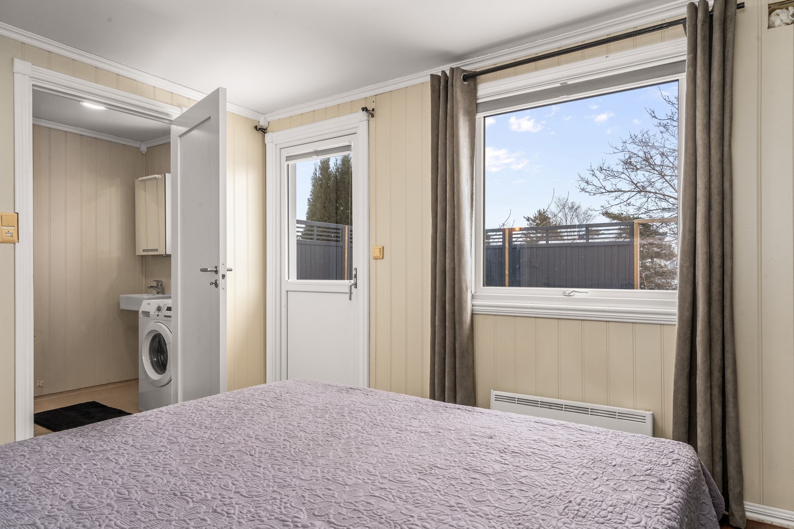 Herfra er det både inngang til badet og utgang til terrassen. Galleribilde