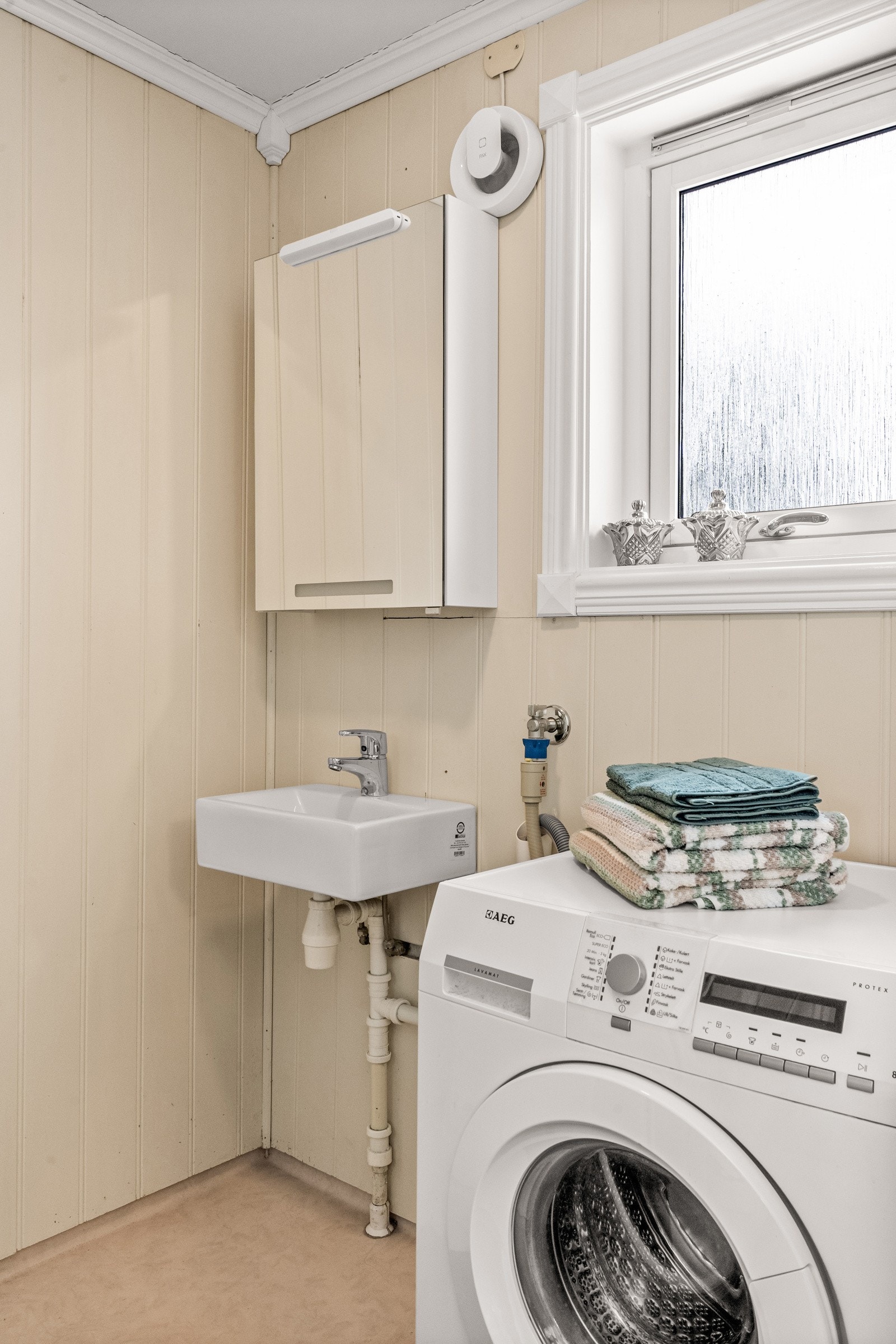 Badet har behov for modernisering, men det er nylig montert nytt dusjkabinett (2026), noe som gir en god start for videre oppgradering etter eget ønske og budsjett. Galleribilde