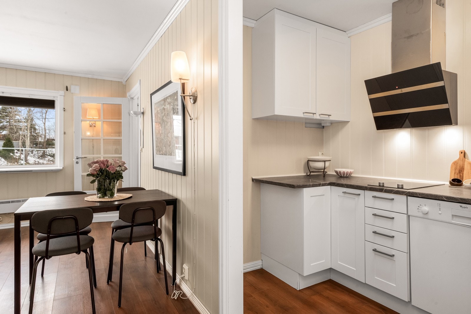 Kjøkkenet er oppgradert i 2020 og fremstår pent og funksjonelt med godt med skap- og benkeplass. Galleribilde