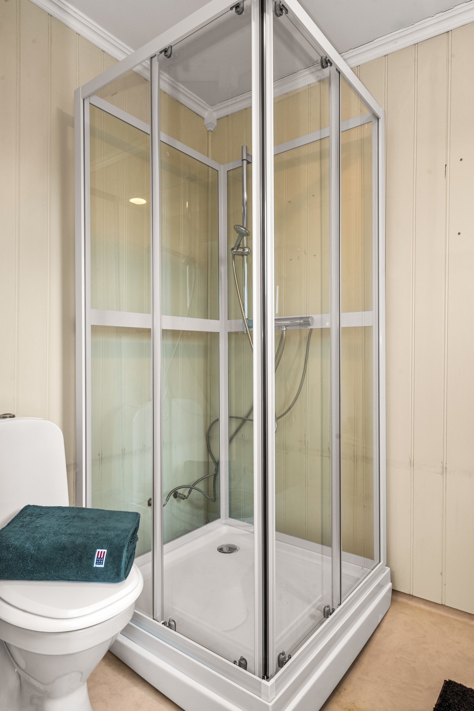 Rommet er utstyrt med servant, dusjkabinett (2026), gulvstående klosett og opplegg for vaskemaskin og tørketrommel. Galleribilde