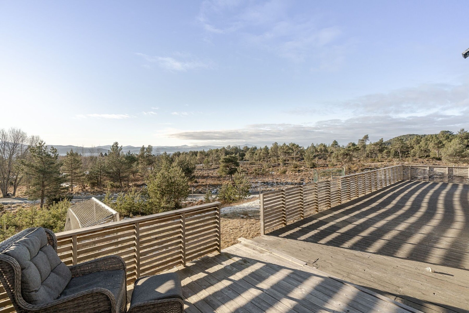 Fra altanen har man adkomst til gårdsplass og hage/plen Galleribilde