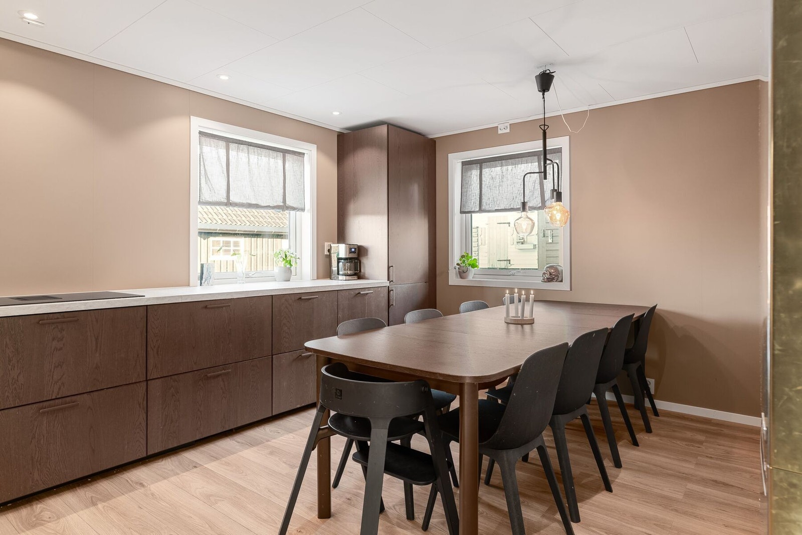 Plass til romslig spisebord Galleribilde