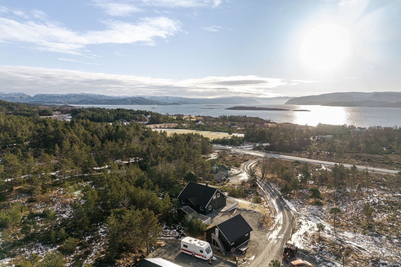 Boligen har en usjenert beliggenhet på Akset, med sjøutsikt og gode solforhold Galleribilde