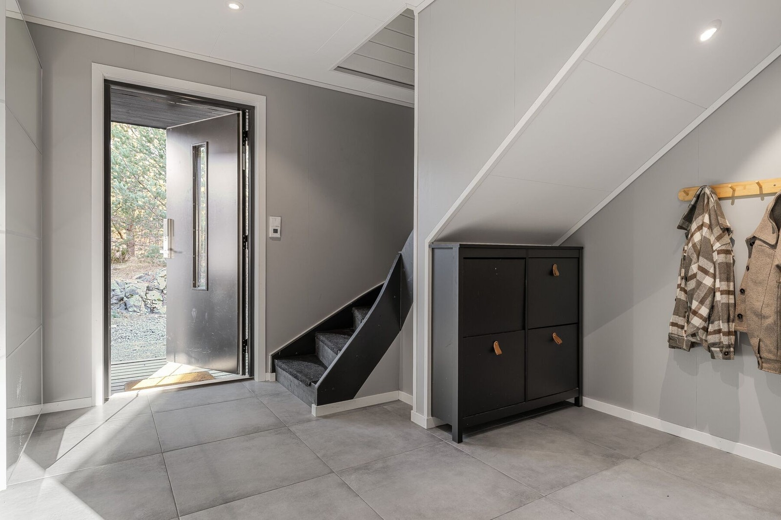 Velkommen inn - Flislagt gang/entré/trapperom Galleribilde