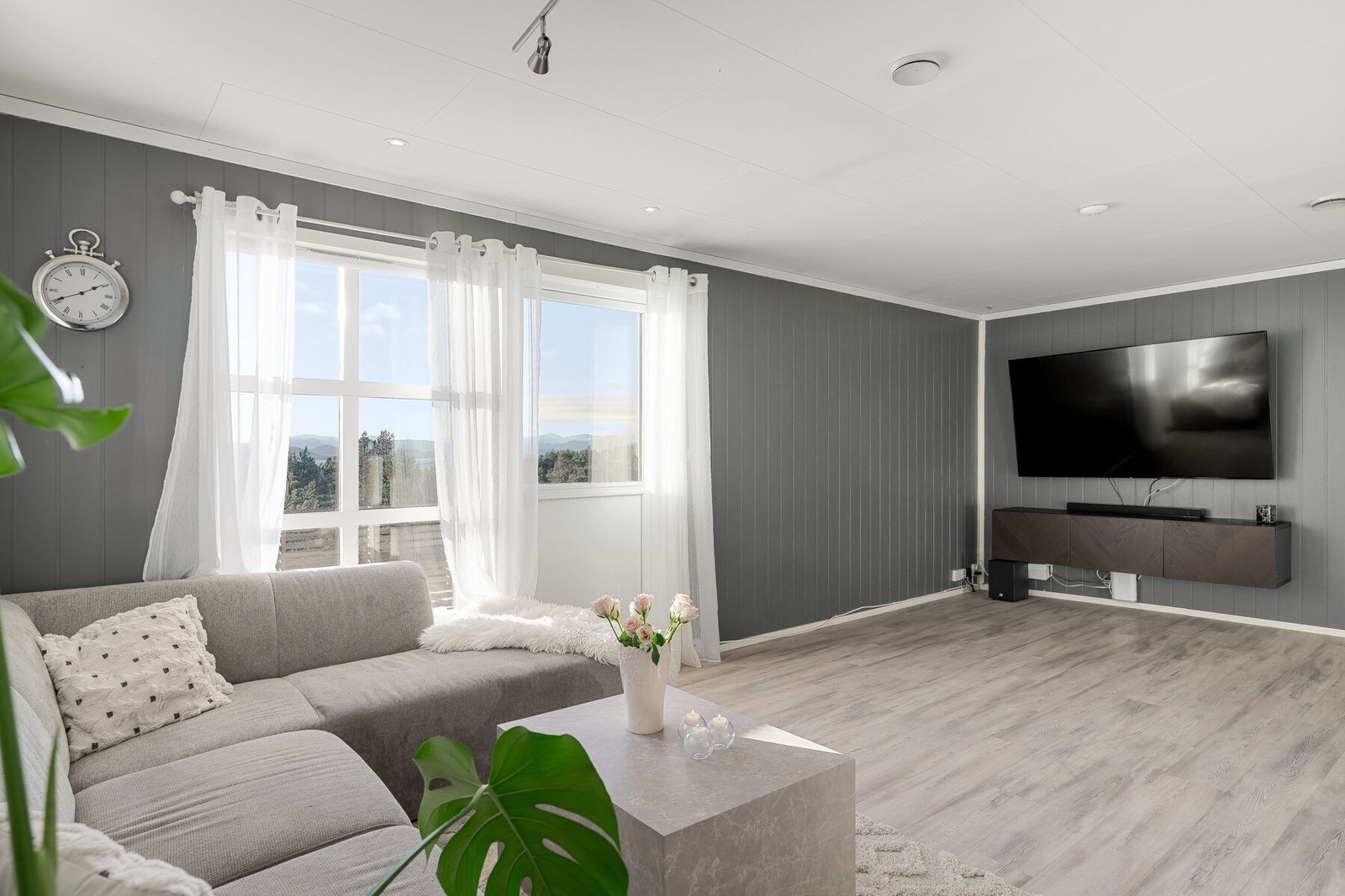 Eneboligen gjennomgikk en del oppgraderinger i 2023 med nytt kjøkken, bad, gang og vaskerom i 1. etasje. Det ble også satt inn ny vedovn og byttet alt av rør i 1. etasje Galleribilde