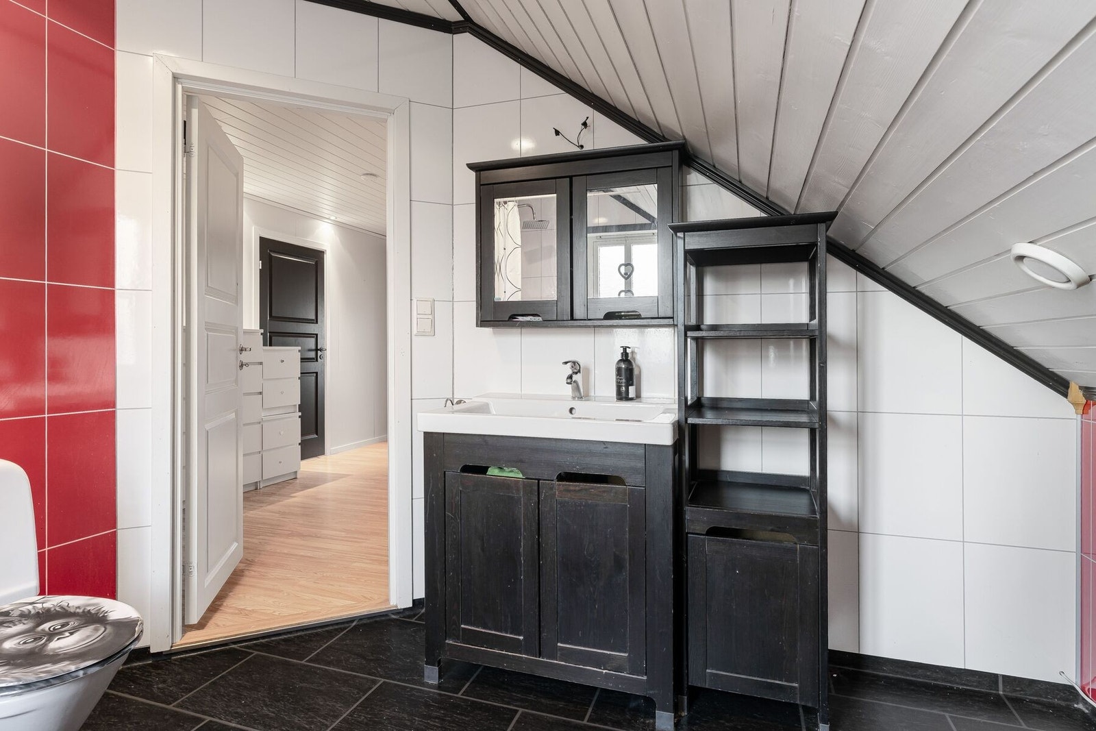 Badet er utstyrt med baderomsinnredning, badekar og toalett Galleribilde