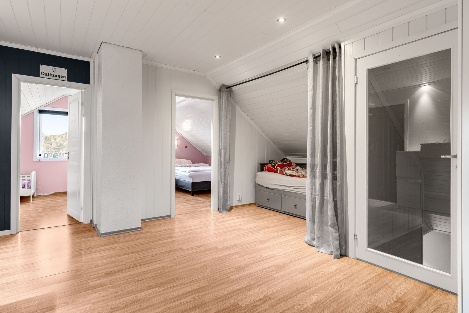 Loftstue/gang Galleribilde