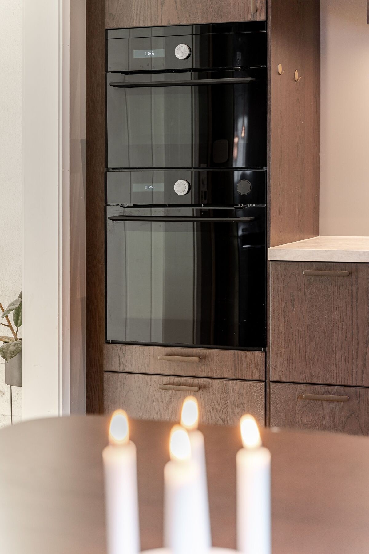 Kjøkkenet har integrerte hvitevarer og godt med lagringsplass Galleribilde