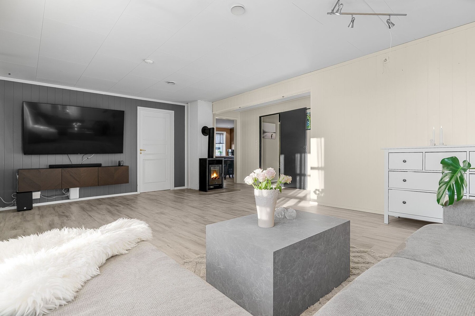 Stuen har vedfyring og det er satt inn varmepumpe Galleribilde