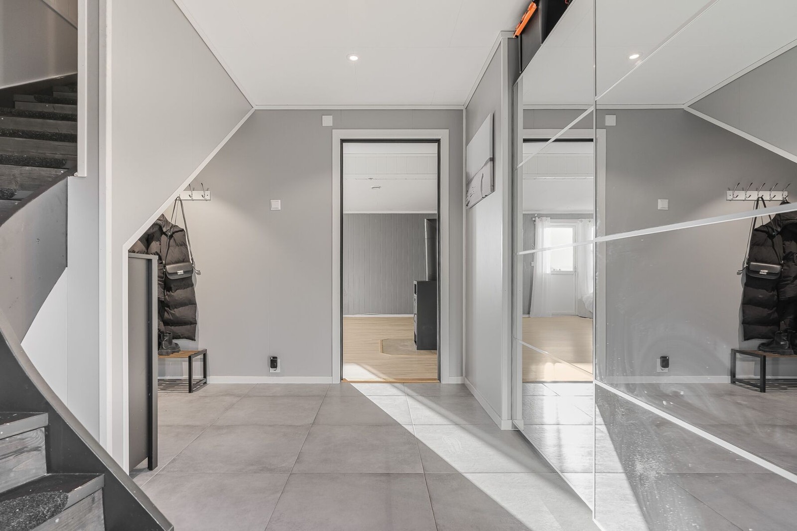 Romslig skyvedørsgarderobe med plass til oppbevaring av yttertøy og sko Galleribilde