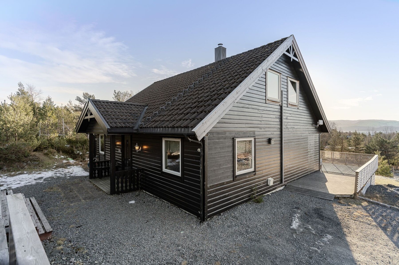 Det ble byttet vinduer på vegg mot nord og vest og satt inn ny ytterdør i 2023 Galleribilde