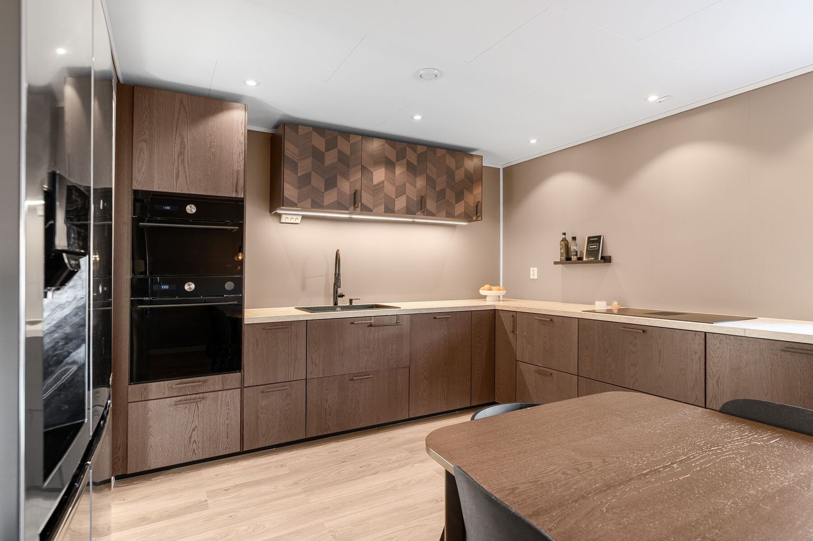 Meget pent kjøkken på 17 m² , kjøkkeninnredning fra JKE oppusset i 2023 Galleribilde