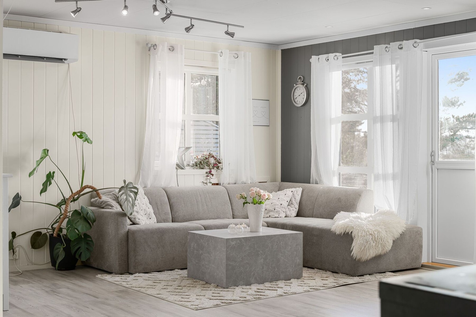 Fra stuen har man utgang til altan med videre adkomst til gårdsplass og hage Galleribilde