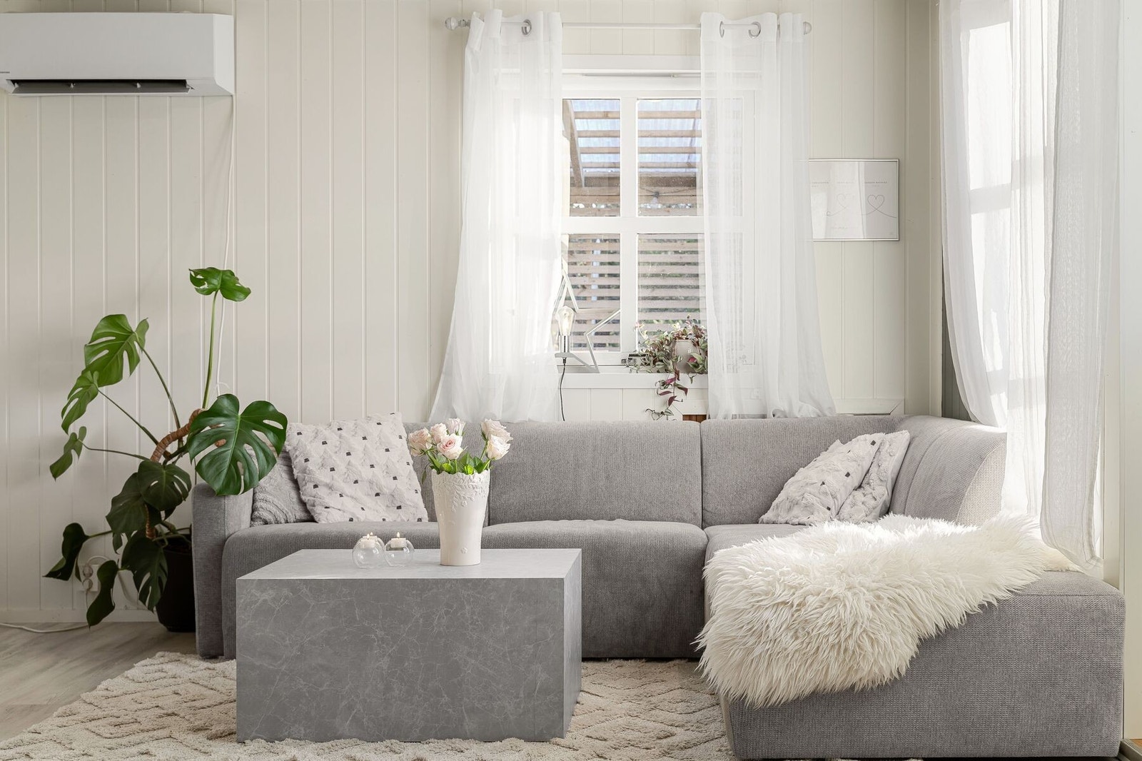 Stuen har god plass til både sofagruppe, TV, oppbevaringsmøblement m.m. Galleribilde