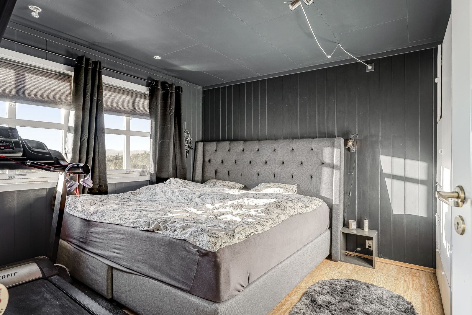 Soverommet i 1. etasje er på 12 m² og har plass til både dobbeltseng og garderobe Galleribilde