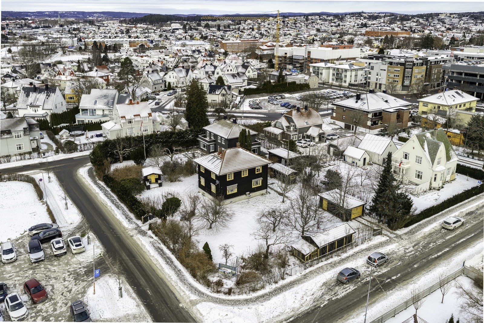 Eiendommen ligger i et etablert boligområde med nærhet til alle byens fasiliteter. Galleribilde