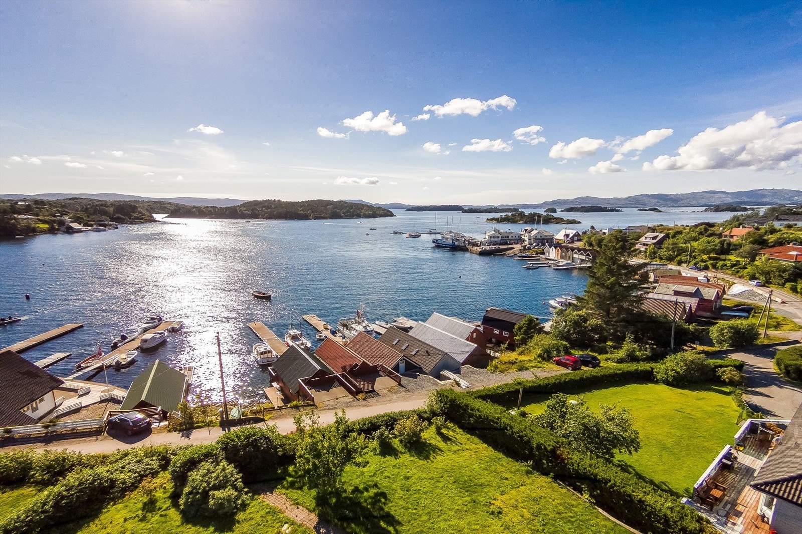 Området er også kjent for sin flotte skjærgård, og er således et populært sted for seiling og båtliv, deriblant med Hjellestad Marina og Bergen Seilforening med sin nærliggende beliggenhet Galleribilde