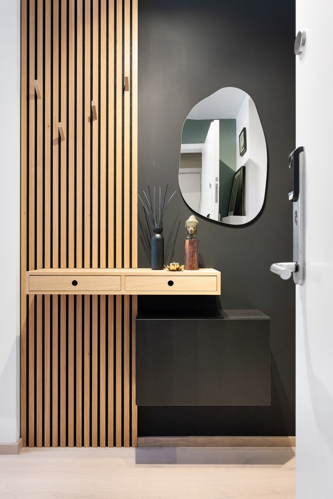 Stilfulle spesialtilpassede møbler i eik som medfølger Galleribilde