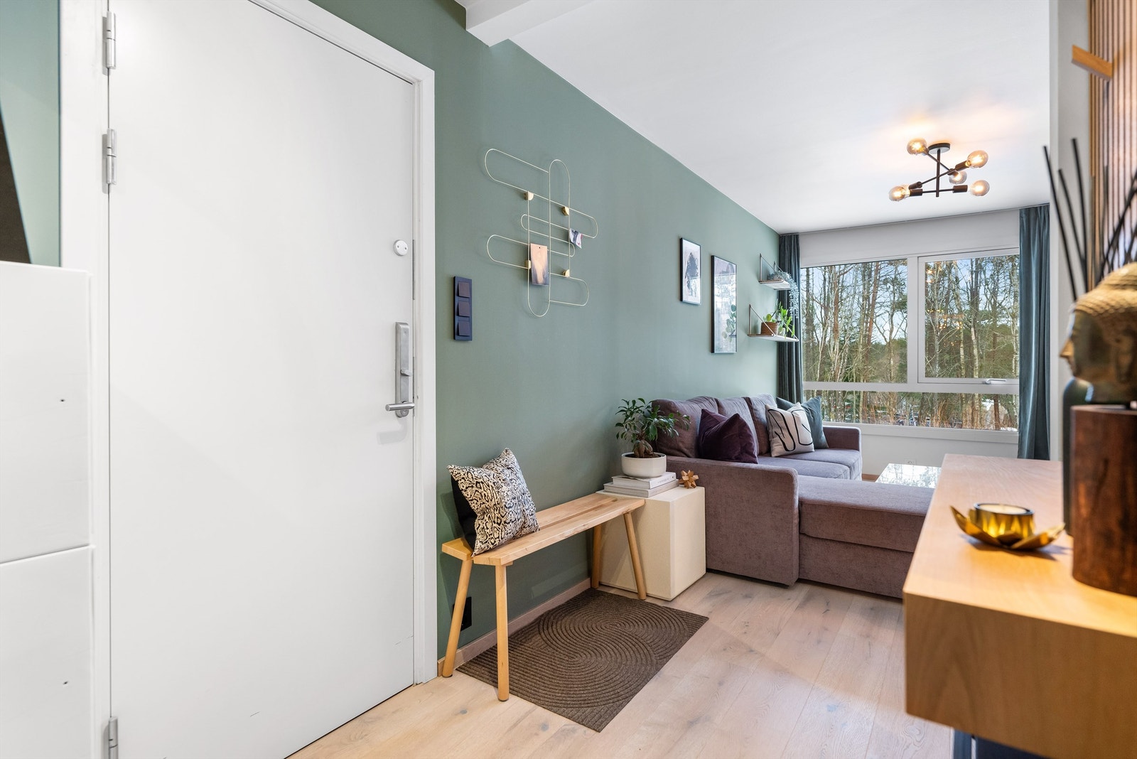 Fellesutgiftene er kr 2 000,- pr. mnd. og inkluderer: strøm på fellesområder, forsikring av bygget, varmtvann, kostnader til veilaget samt sparing Galleribilde