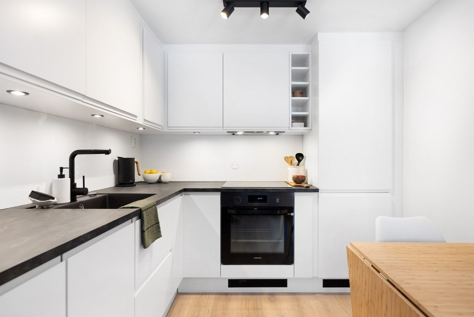 God belysning med både spotter under overskap og lysskinne i taket Galleribilde