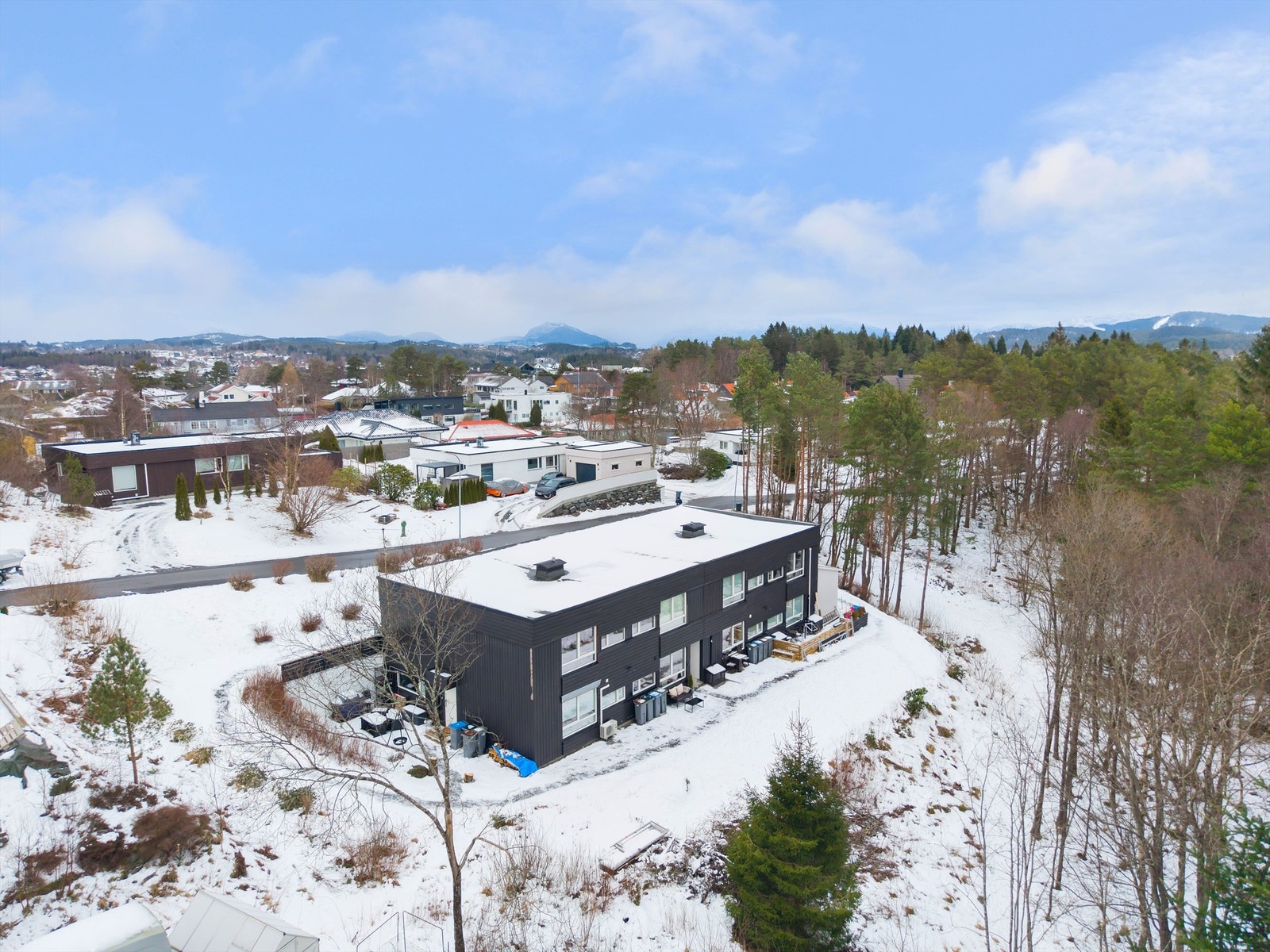 Det tar ca. 5 minutter å gå til busstopp og ca. 10 minutter med bil til Birkelandsskiftet og bybanestopp Galleribilde