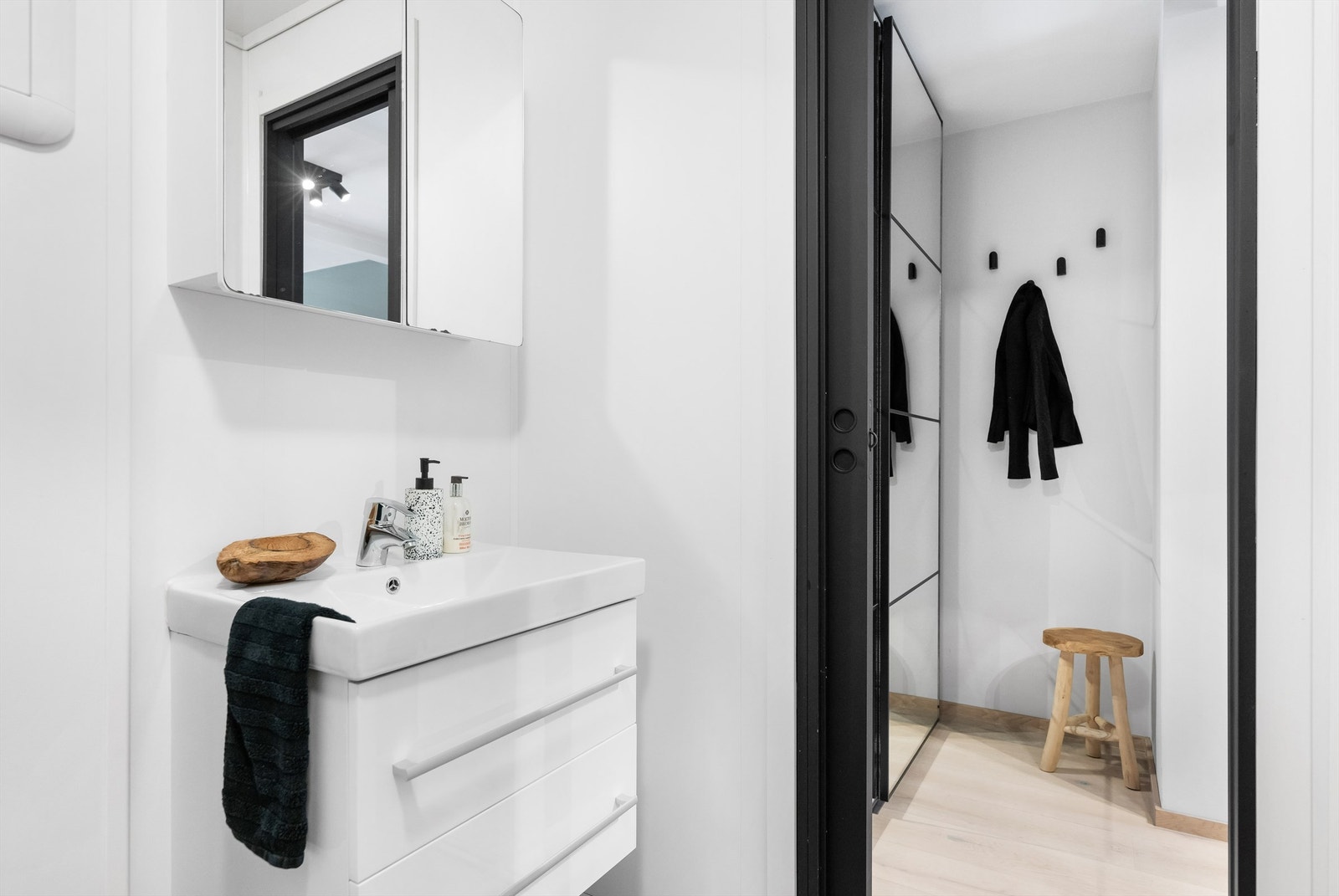 Badet er fra ukjent årstall og har gulvbelegg med varme og baderomsplater på vegg Galleribilde