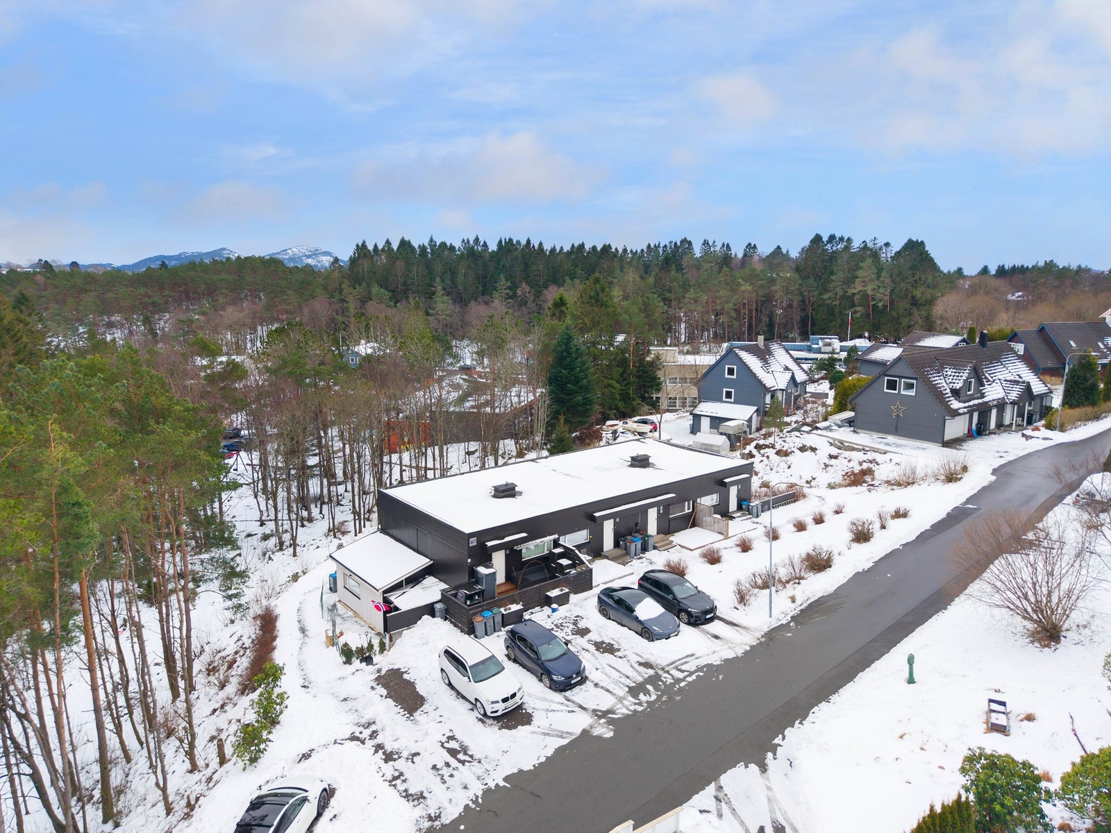 Leiligheten disponerer fast parkeringsplass på sameiets tomt. Dette er en avtale som selger har med naboene, og som styret opplyser om at kan videreføres til ny eier. Galleribilde