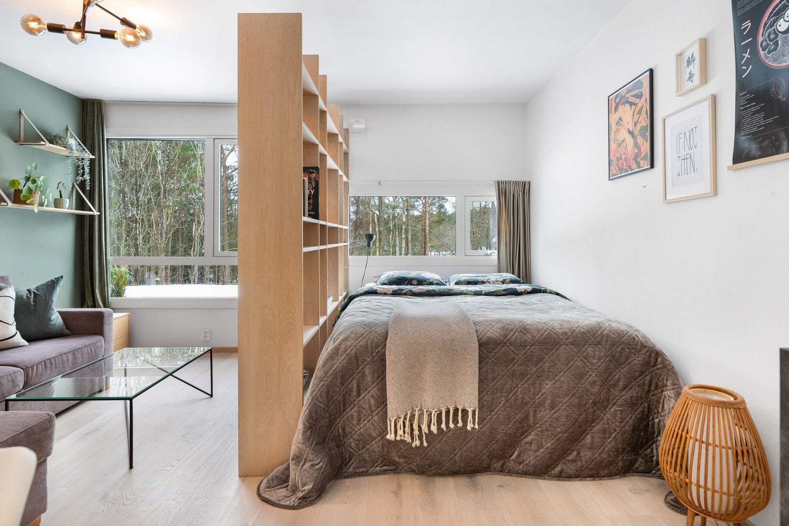 Smart rominndeling med åpen bokhylle som skiller sove- og stuedel Galleribilde