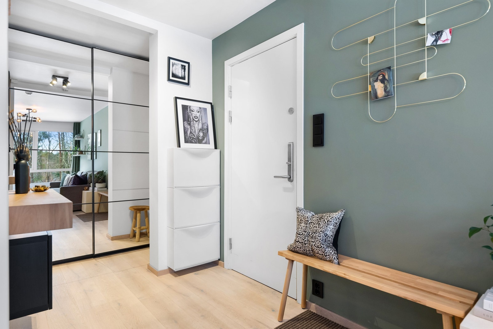 Koselig entrè med stor garderobeløsning Galleribilde