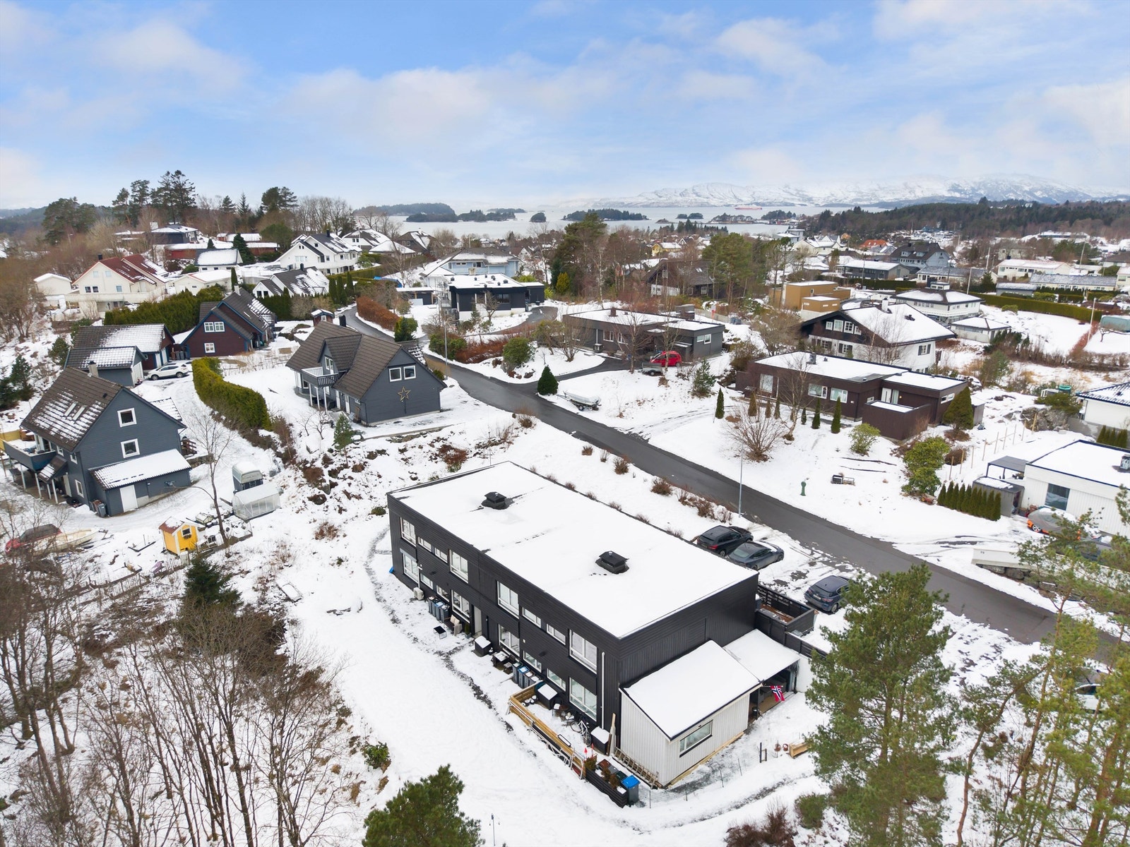 Sameiets tomt er på 2 079 kvm og er opparbeidet med gruslagte veier, diverse beplantninger, plenarealer og biloppstillingsplasser. Galleribilde