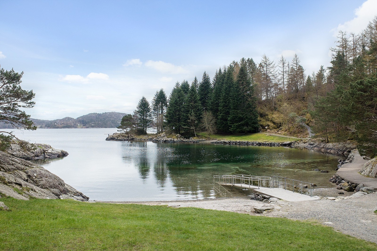Grønevika badeplass ligger i tilknytning til Arboretet på Milde Galleribilde