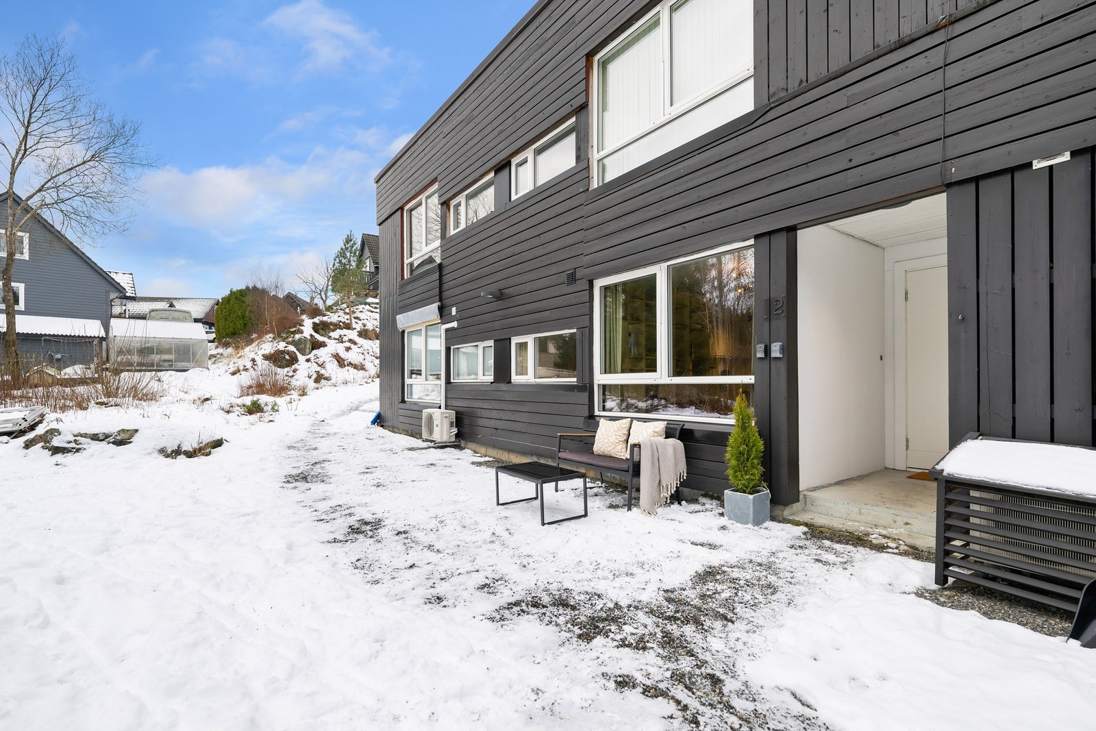 Selger opplyser at det er gode solforhold i området med sol fra tidlig morgen til ca. kl 18 om sommeren Galleribilde