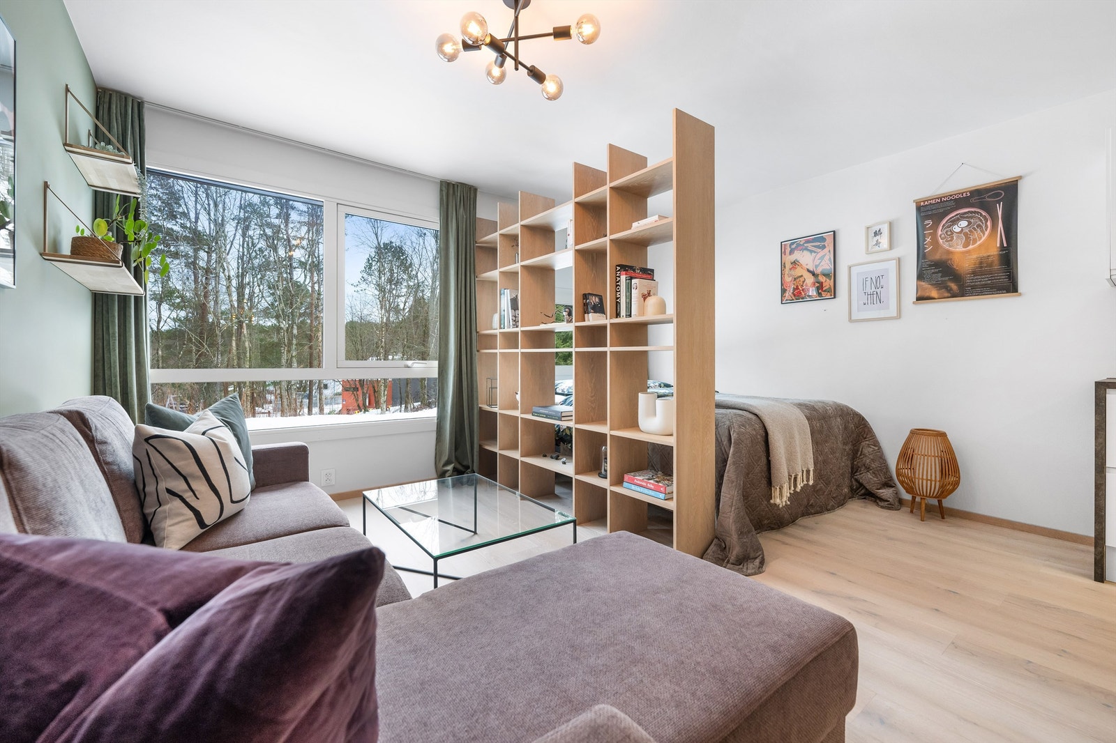 Godt med naturlig lys inn og fin utsikt over naturområdet Galleribilde