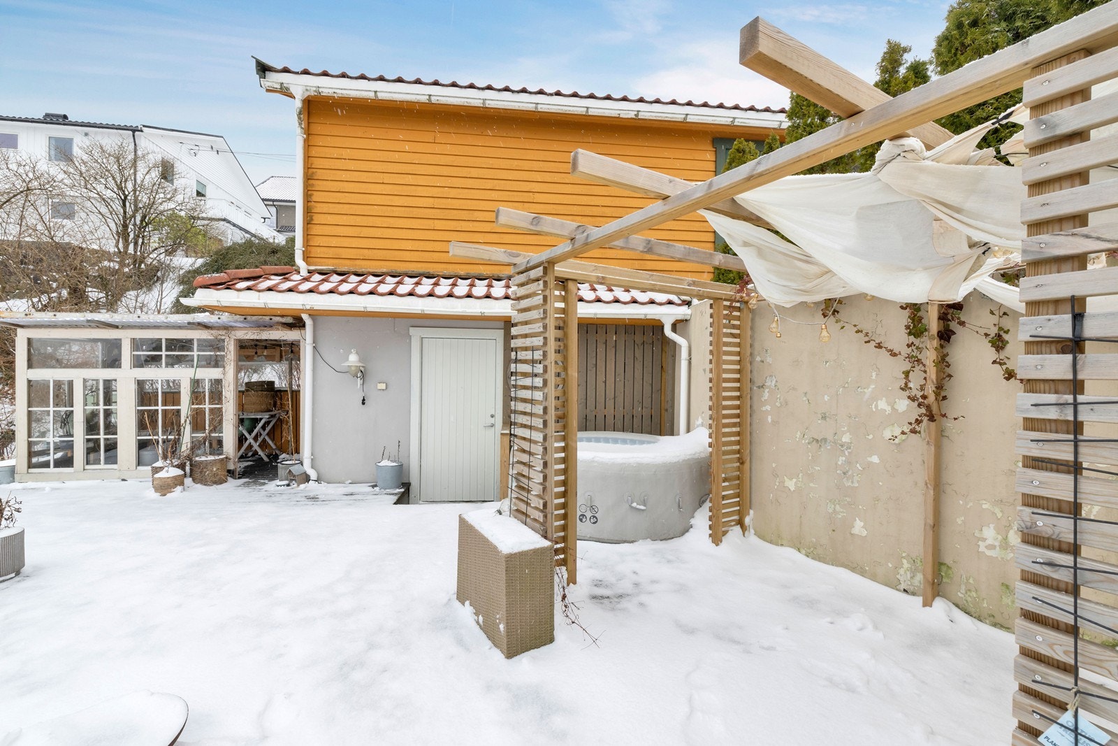 Garasjekjeller og sommerstue. Galleribilde