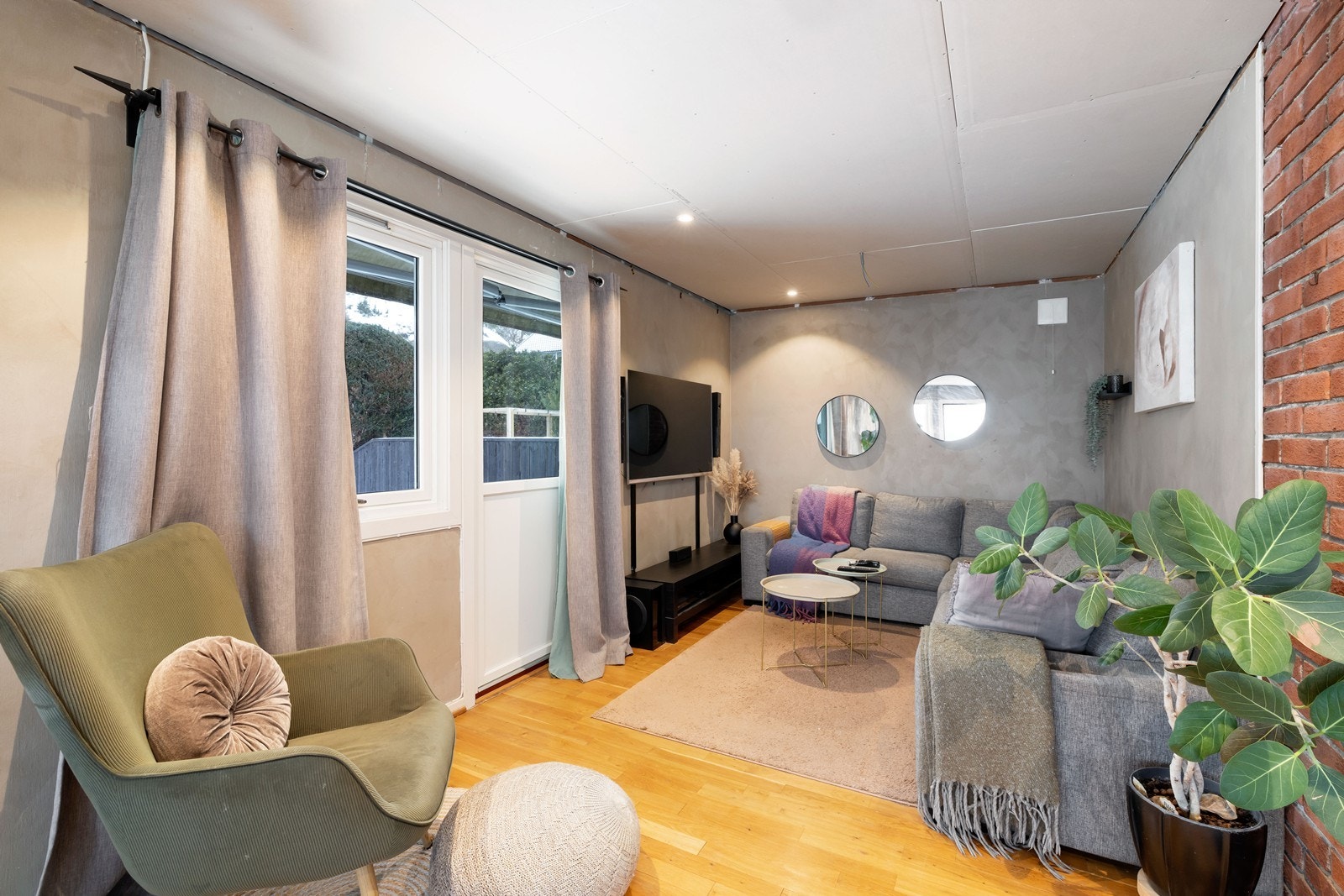 Fra stuen går det dør ut til terrasse som er lun og gode solforhold. Galleribilde