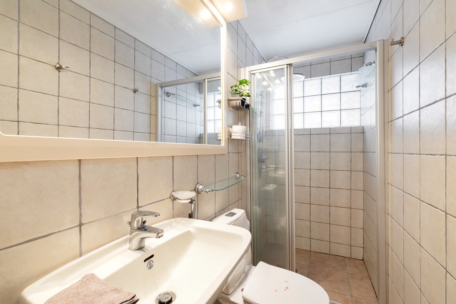 Bad innredet med dusj, toalett og servant. Galleribilde