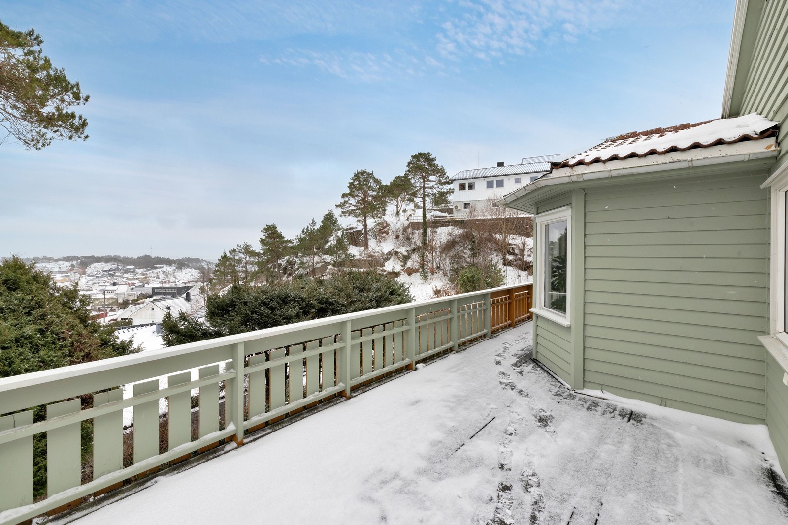 Terrassen strekker seg rundt boligen. Galleribilde