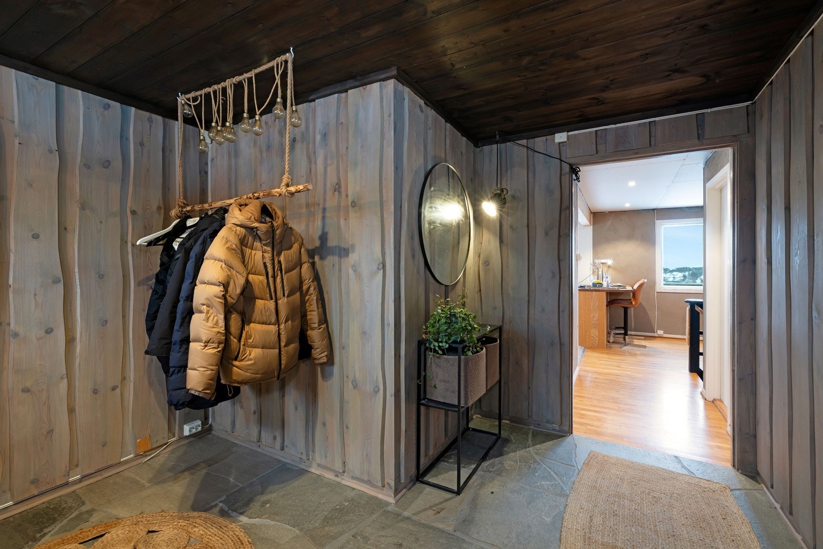 Fra entré og videre inn i boligen. Galleribilde