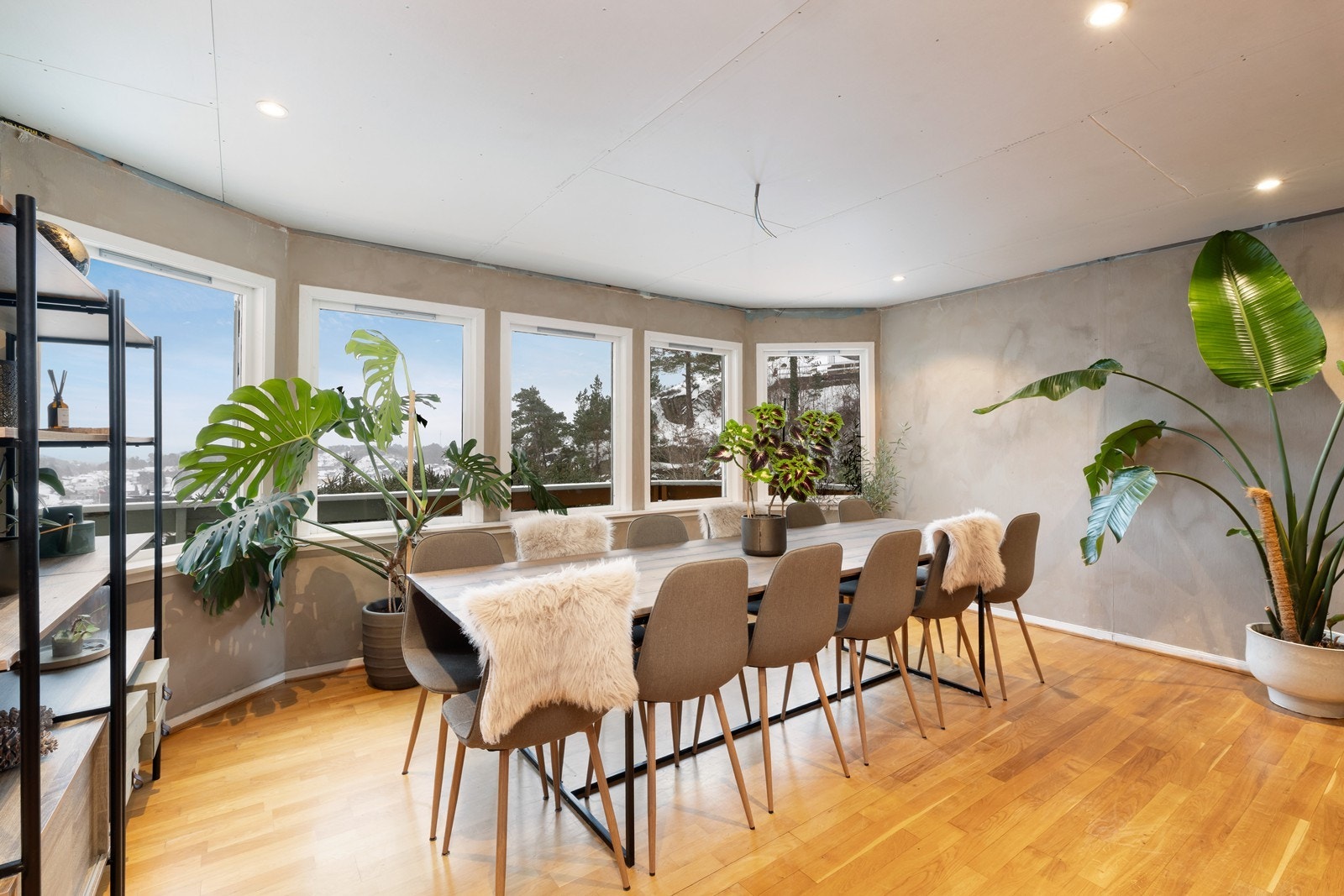 Det er flere stor vinduer som gir godt lysinnslipp og man kan nyte den fine utsikten. Galleribilde