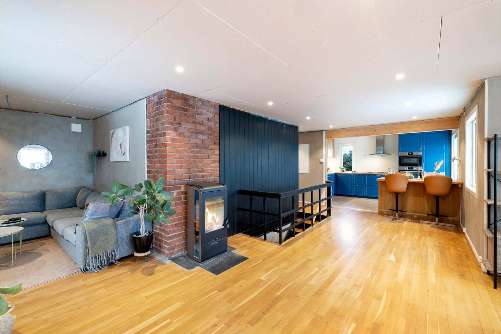 Åpen kjøkken løsning mellom stue og kjøkken. Galleribilde