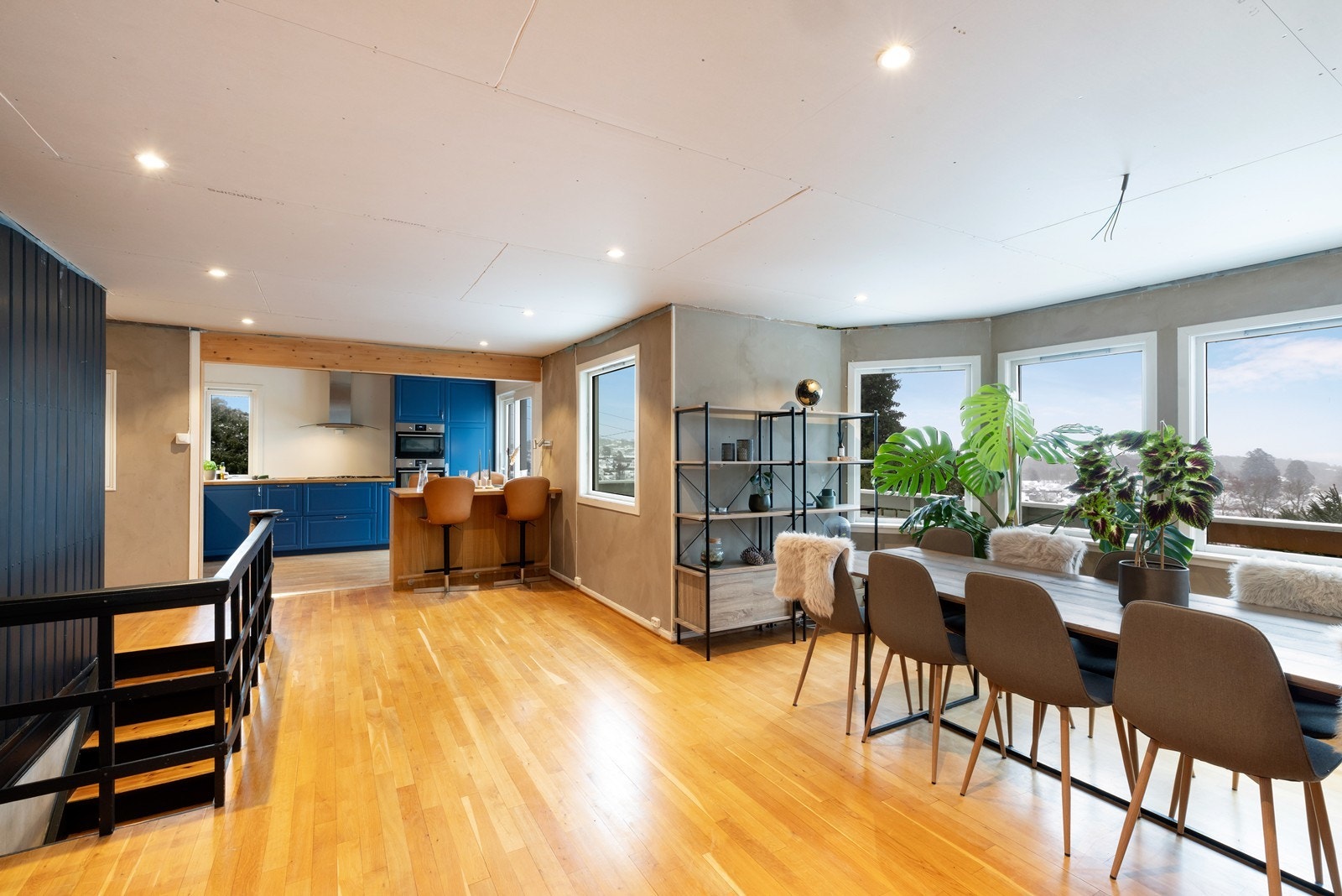 Det er flere stor vinduer som gir godt lysinnslipp og man kan nyte den fine utsikten. Galleribilde