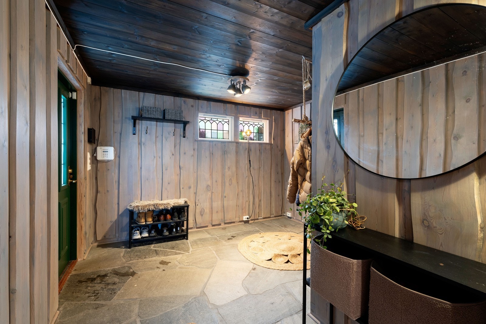 Velkommen inn til romslig skiferalgt entré med varmekabler. Her er det god plass til ytterklær og sko . Galleribilde