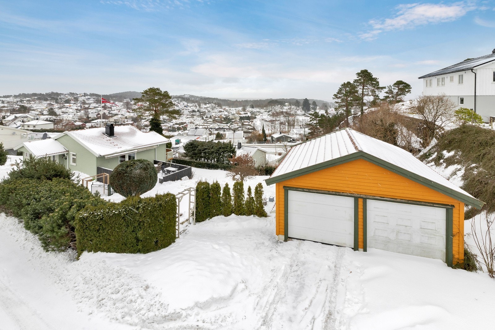 Dobbel garasje med kjeller på eiendommen. Galleribilde