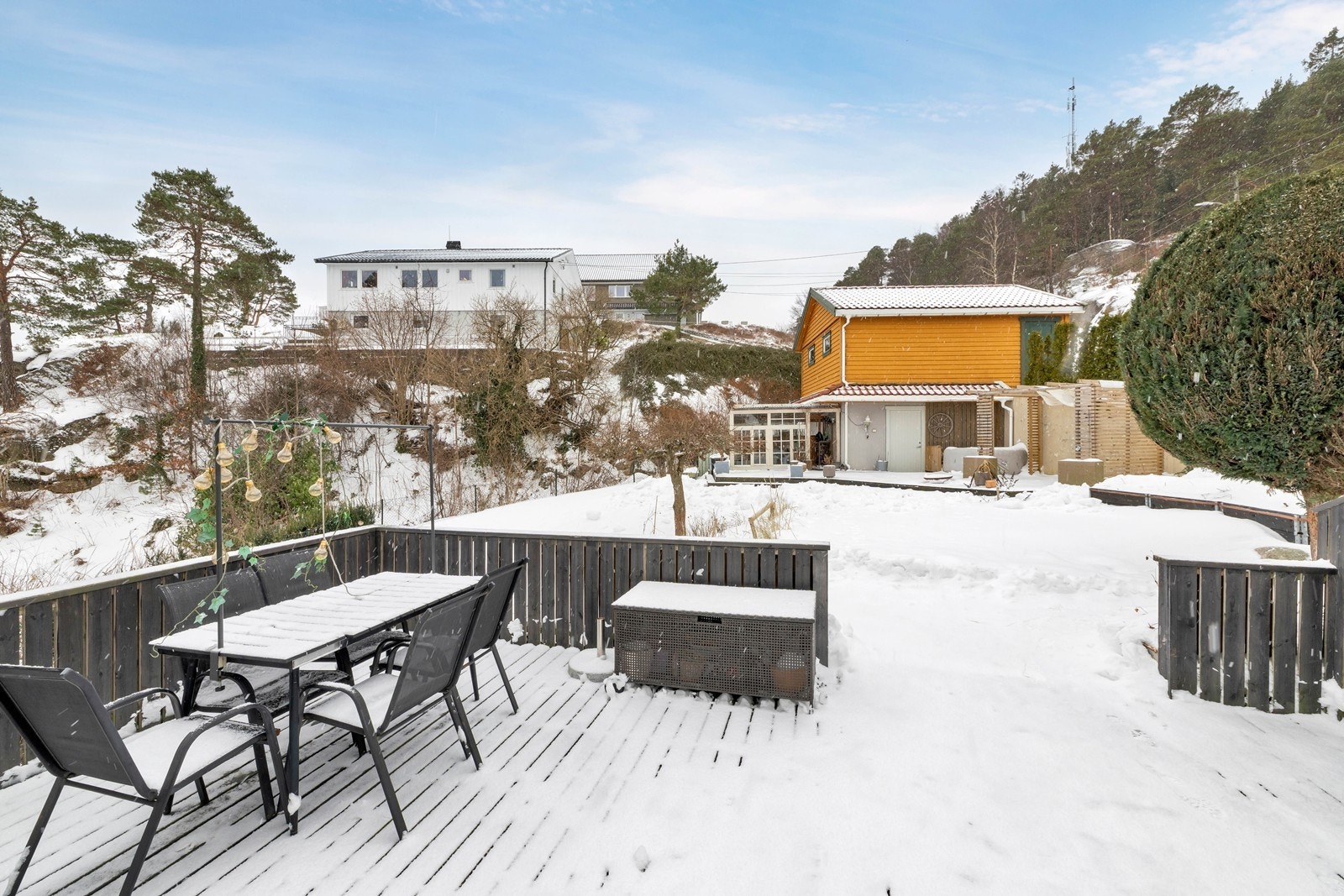 Terrasse med utgang fra stuen. Galleribilde