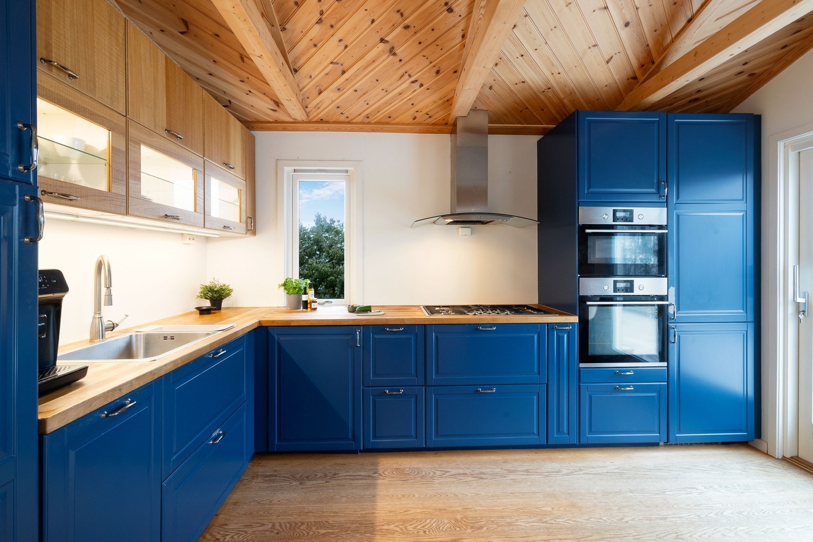 Gode arbeidsflater og mye skapplass. Galleribilde