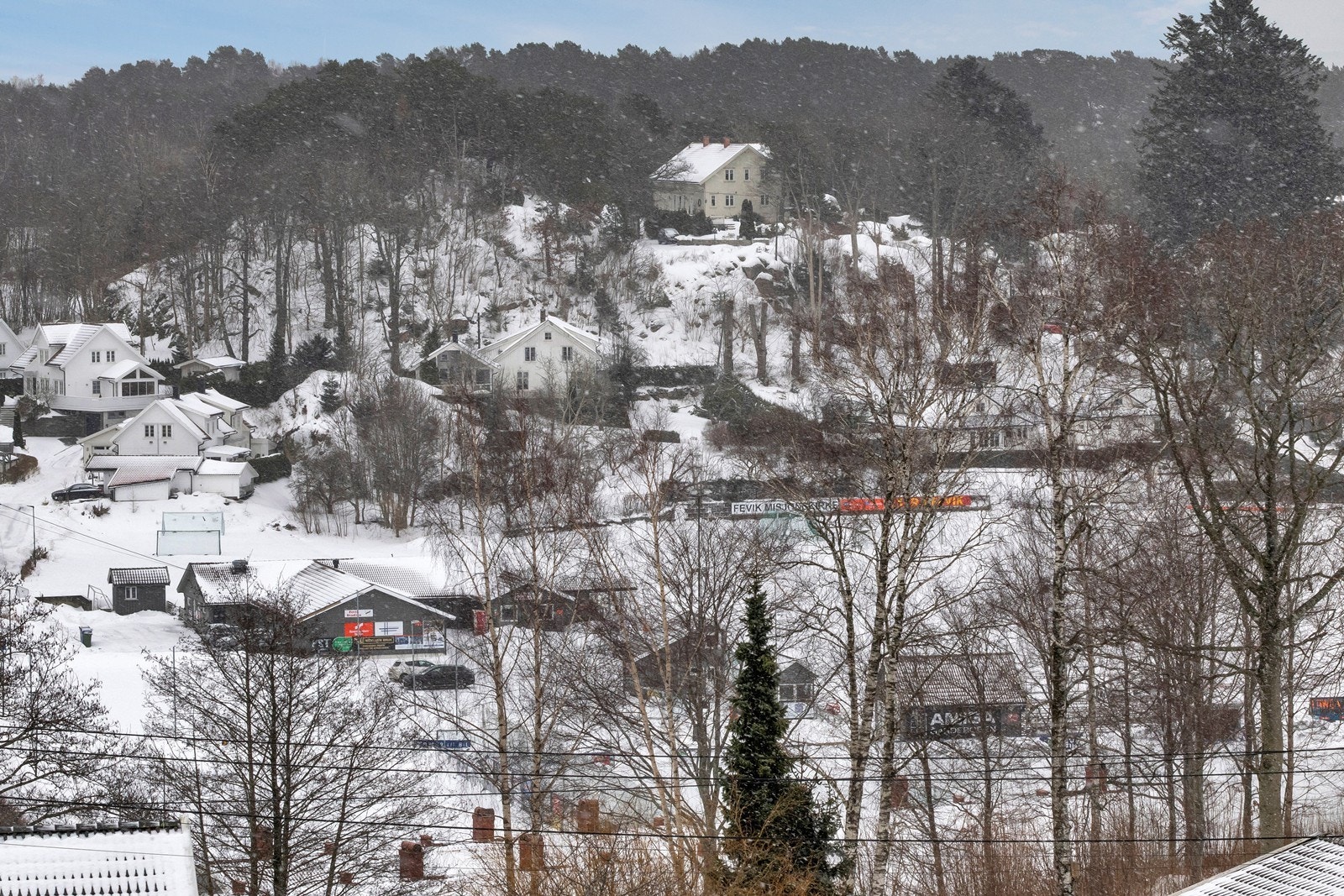 Utsikt ned til havna og Fevik stadion. Galleribilde