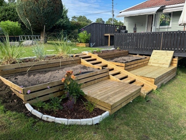 Terrasse og blomsterbed. Galleribilde