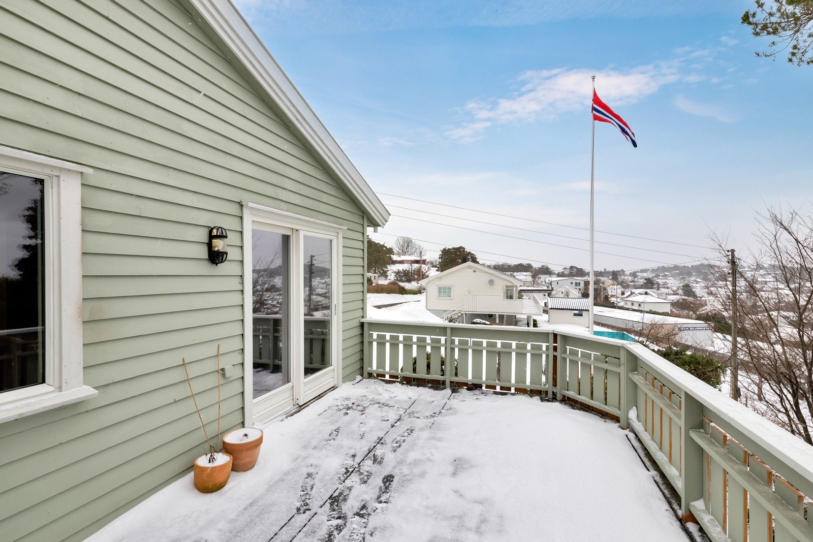 Terrasse med utgang fra kjøkken. Galleribilde